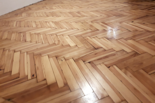 Parkettböden und Holzdecken für Wohnen und Büro.