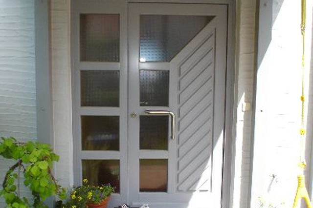 Haus- und Innentüren, Holz-, Alu-, und Kunststofffenster, Dachfenster